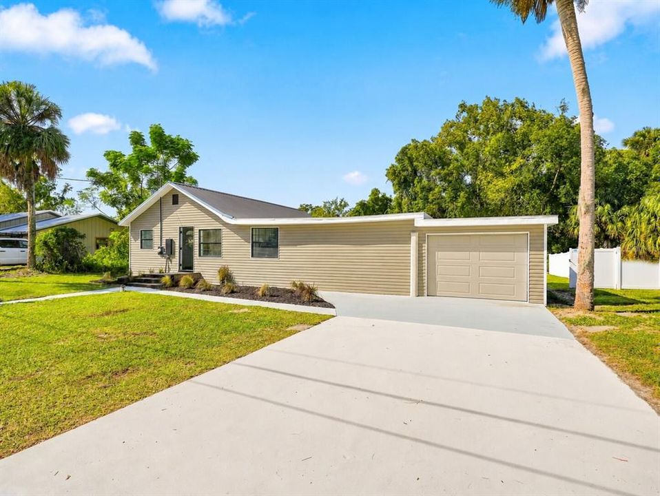 For Sale: $249,900 (3 beds, 2 baths, 1327 Square Feet)