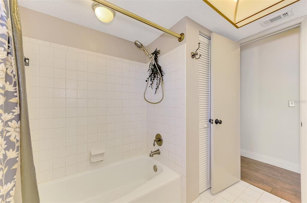 En Venta: $399,000 (3 camas, 2 baños, 1827 Pies cuadrados)