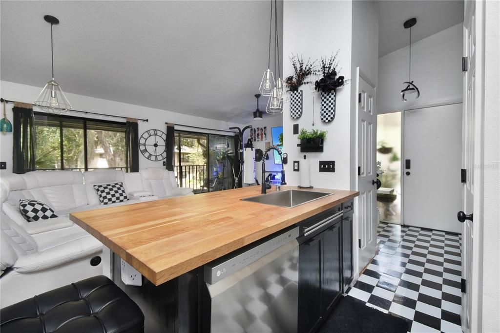 En Venta: $208,000 (2 camas, 2 baños, 902 Pies cuadrados)