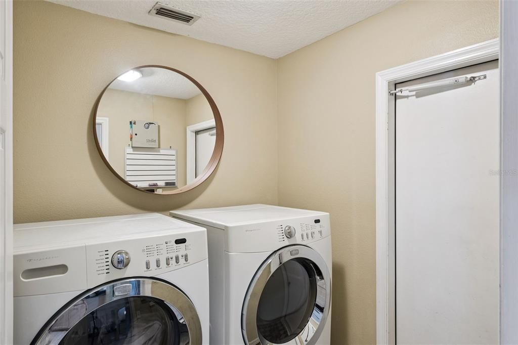 For Sale: $550,000 (3 beds, 2 baths, 1726 Square Feet)
