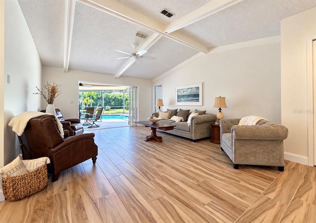 En Venta: $699,000 (3 camas, 2 baños, 1931 Pies cuadrados)