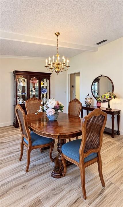 En Venta: $699,000 (3 camas, 2 baños, 1931 Pies cuadrados)