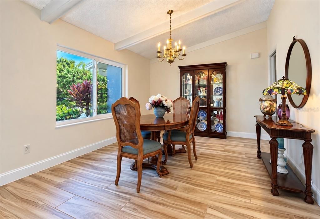 En Venta: $699,000 (3 camas, 2 baños, 1931 Pies cuadrados)