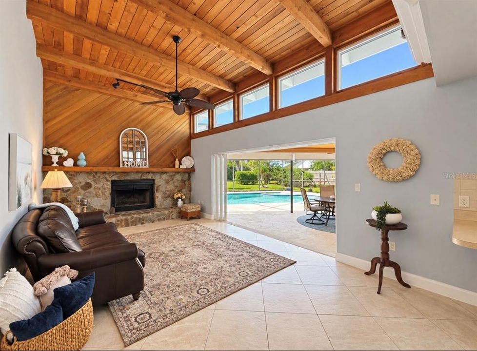 En Venta: $699,000 (3 camas, 2 baños, 1931 Pies cuadrados)