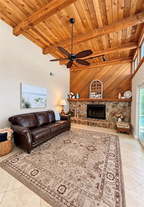 En Venta: $699,000 (3 camas, 2 baños, 1931 Pies cuadrados)