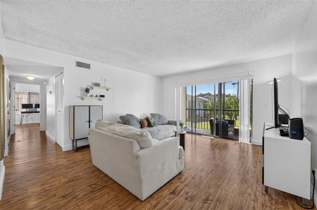 For Sale: $190,000 (2 beds, 2 baths, 1064 Square Feet)