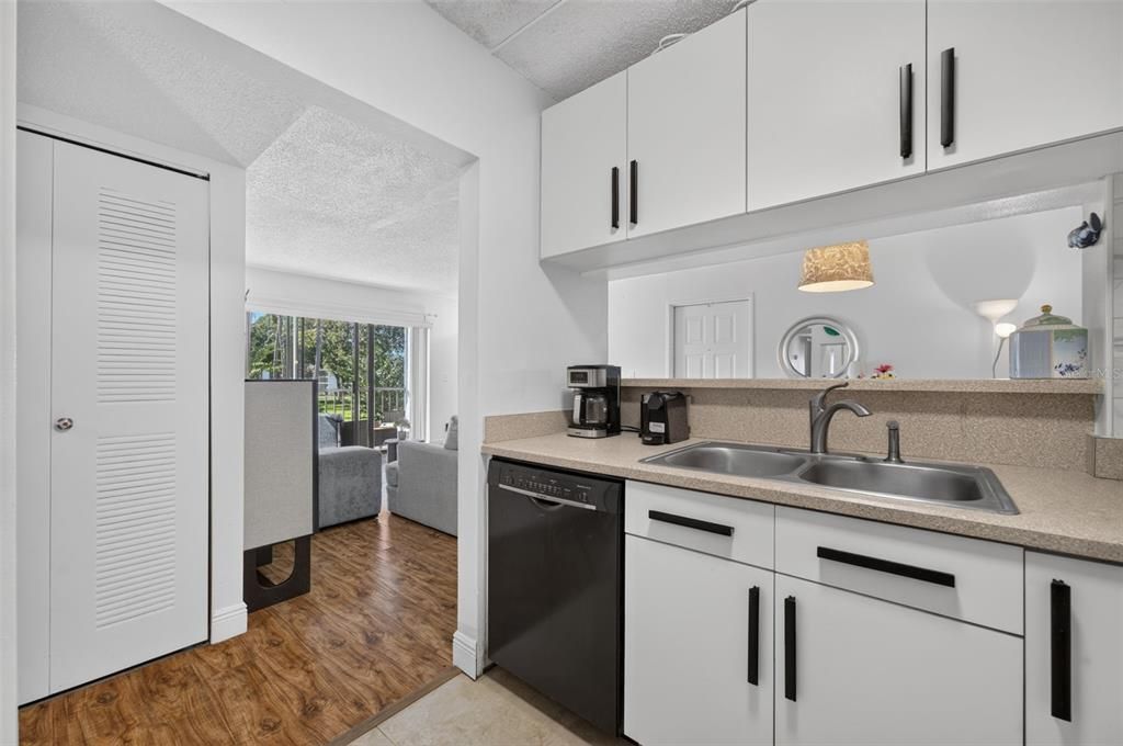 For Sale: $190,000 (2 beds, 2 baths, 1064 Square Feet)