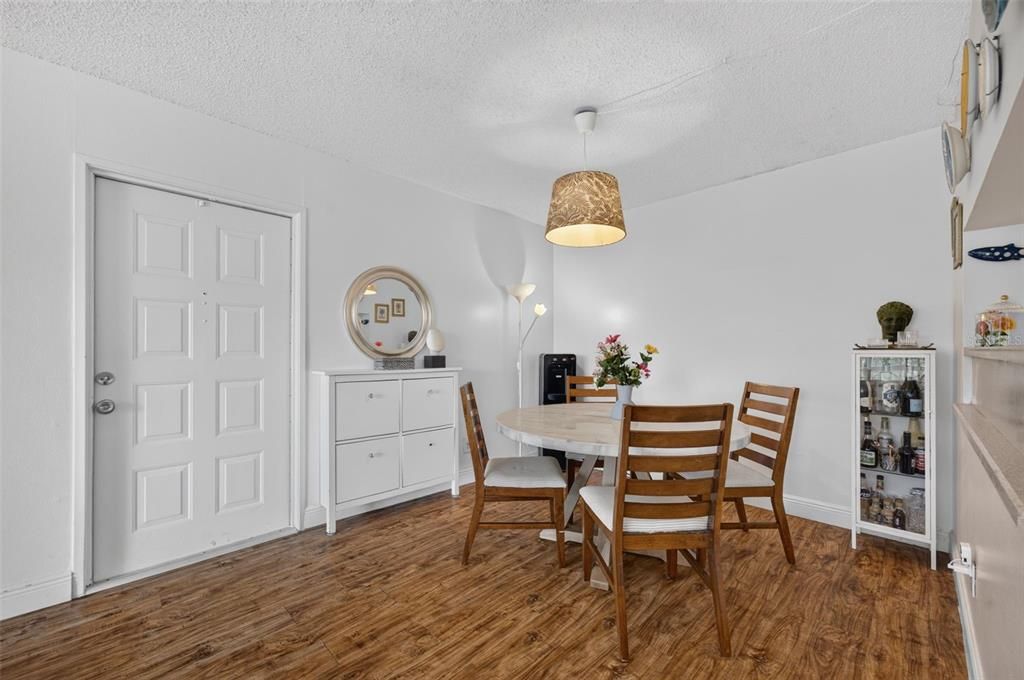 For Sale: $190,000 (2 beds, 2 baths, 1064 Square Feet)