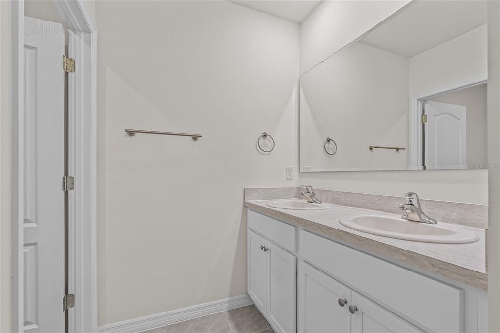 For Sale: $440,000 (5 beds, 3 baths, 2674 Square Feet)