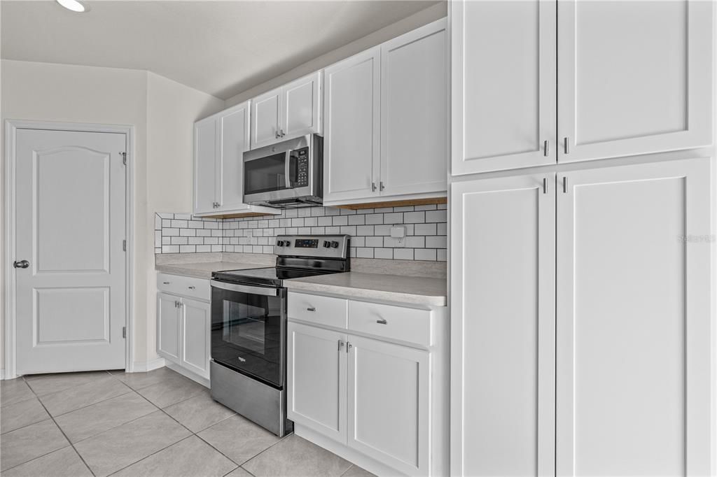 For Sale: $440,000 (5 beds, 3 baths, 2674 Square Feet)