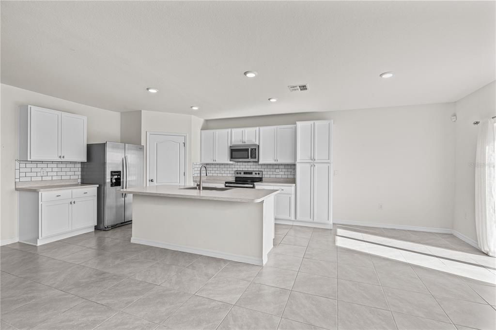 For Sale: $440,000 (5 beds, 3 baths, 2674 Square Feet)