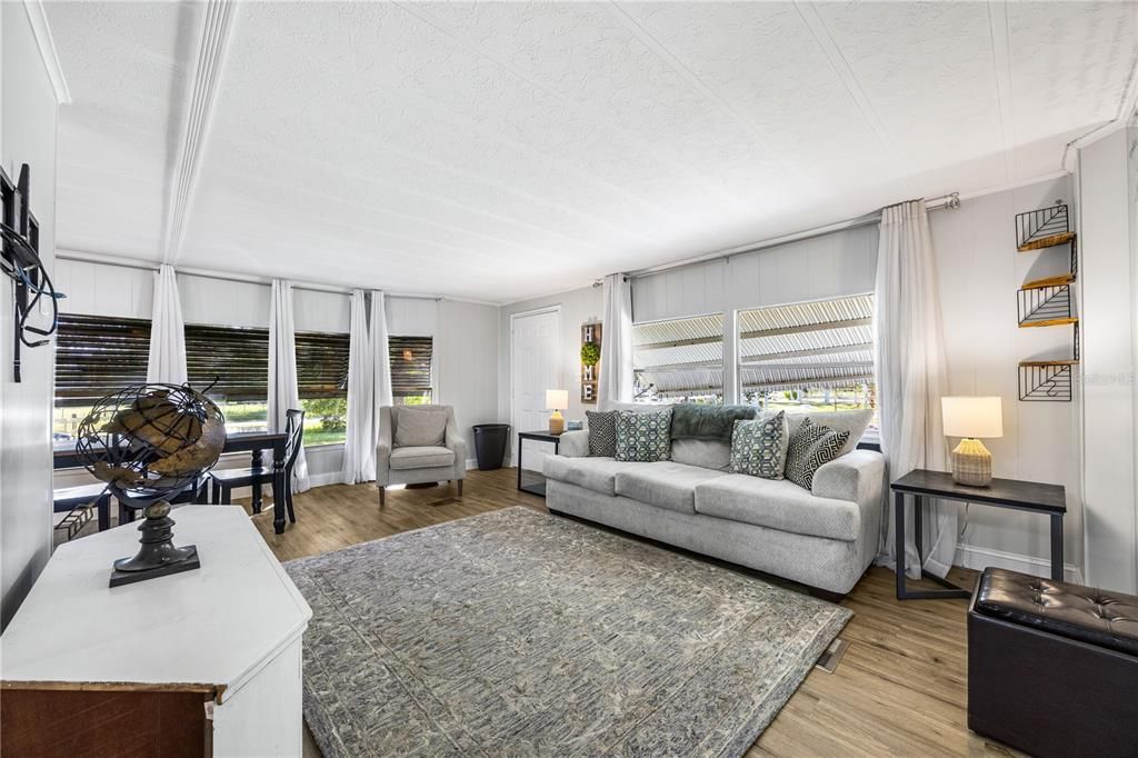 For Sale: $347,777 (2 beds, 2 baths, 865 Square Feet)