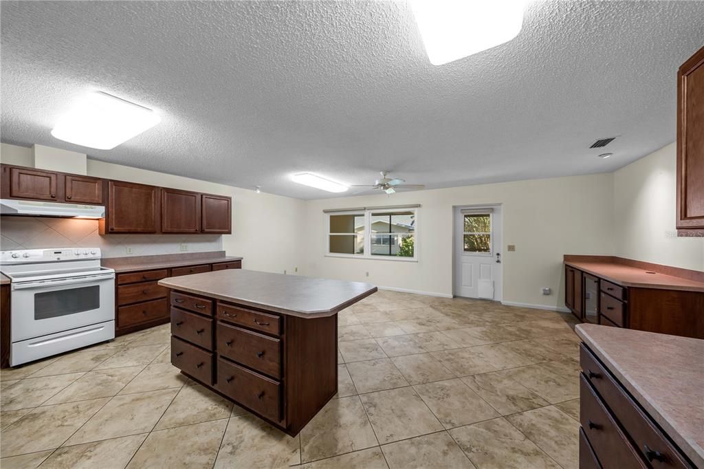 For Sale: $165,900 (2 beds, 2 baths, 1541 Square Feet)