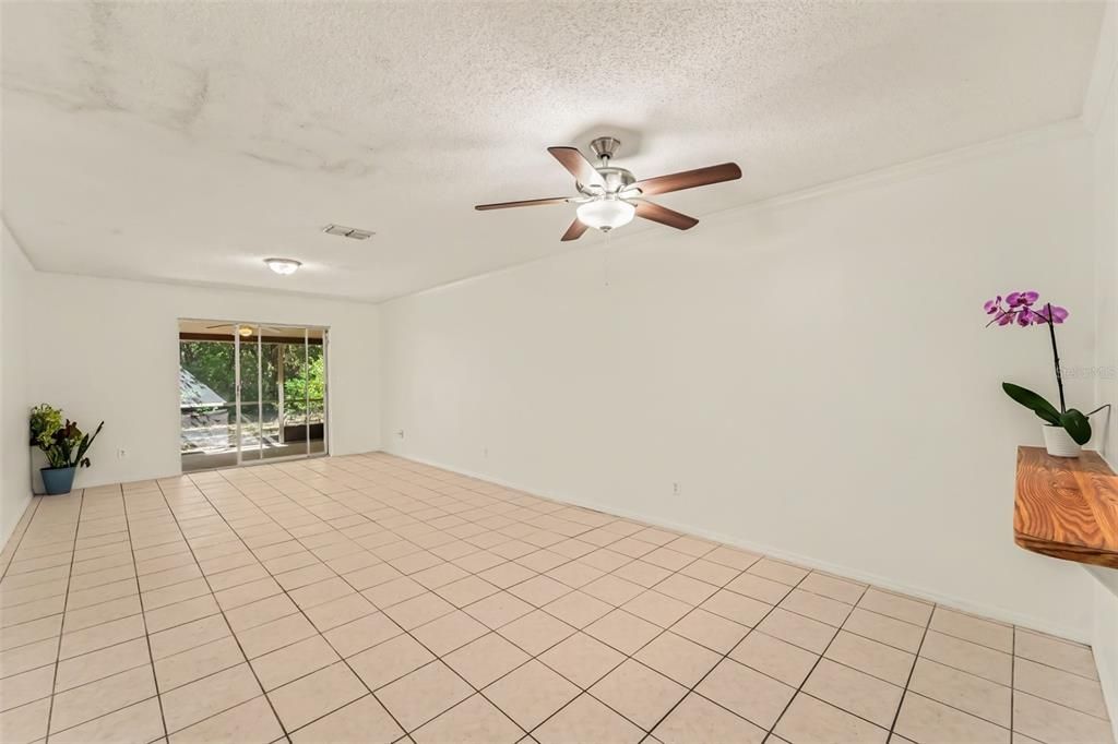 En Venta: $359,000 (4 camas, 0 baños, 2107 Pies cuadrados)