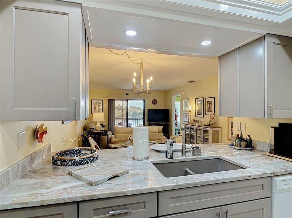 For Sale: $160,000 (2 beds, 2 baths, 957 Square Feet)