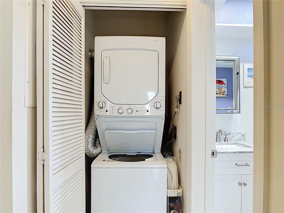 For Sale: $160,000 (2 beds, 2 baths, 957 Square Feet)
