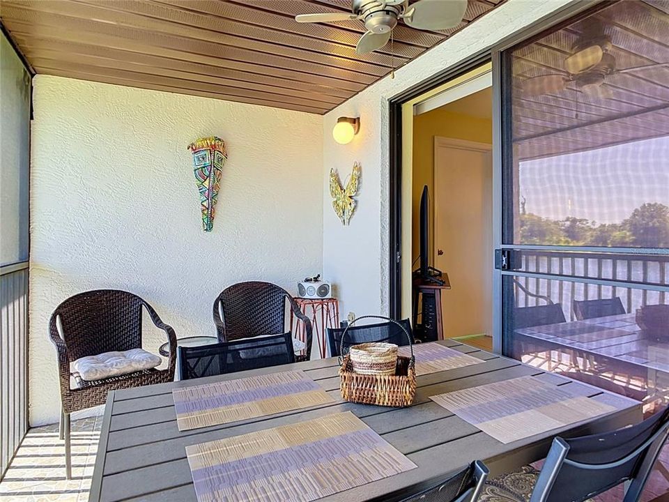 For Sale: $160,000 (2 beds, 2 baths, 957 Square Feet)