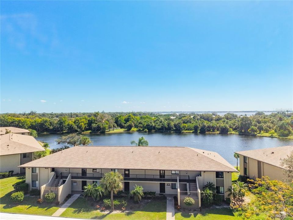 For Sale: $160,000 (2 beds, 2 baths, 957 Square Feet)