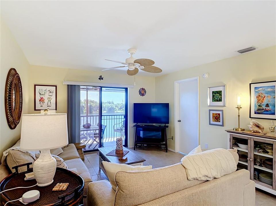 For Sale: $160,000 (2 beds, 2 baths, 957 Square Feet)