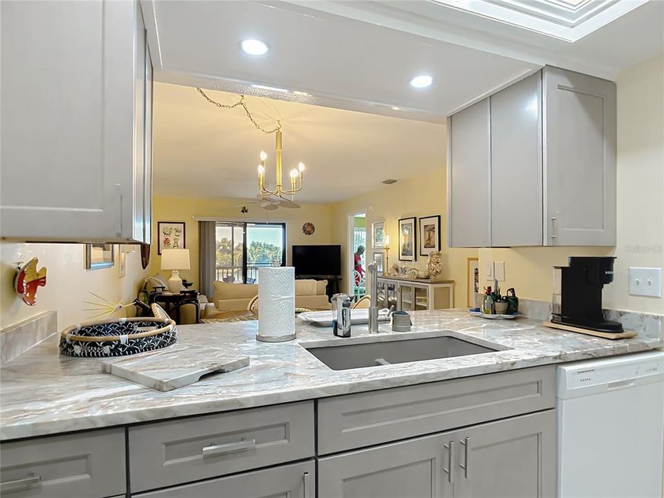 For Sale: $160,000 (2 beds, 2 baths, 957 Square Feet)