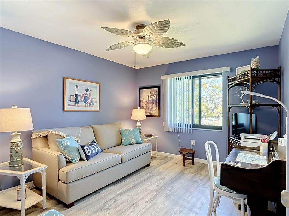 For Sale: $160,000 (2 beds, 2 baths, 957 Square Feet)
