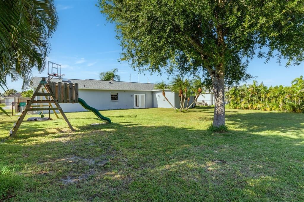 For Sale: $305,000 (4 beds, 2 baths, 1309 Square Feet)