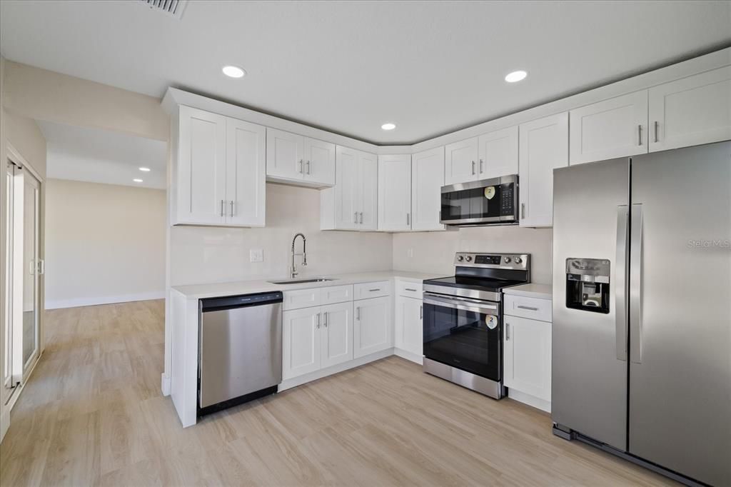 На продажу: $349,999 (3 спален, 2 ванн, 1186 Квадратных фут)
