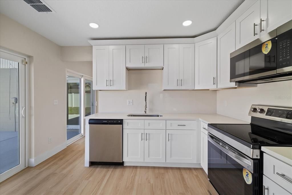 На продажу: $349,999 (3 спален, 2 ванн, 1186 Квадратных фут)