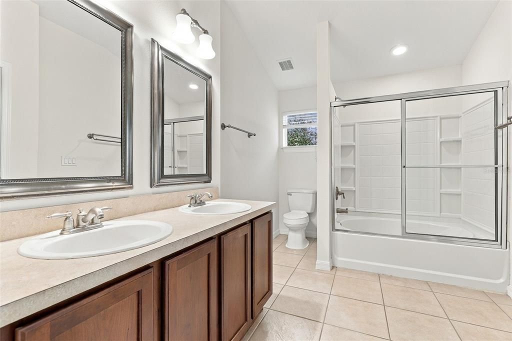 For Sale: $299,999 (3 beds, 2 baths, 1624 Square Feet)