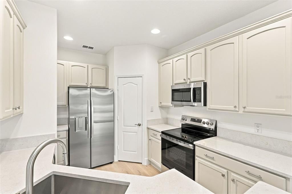 For Sale: $299,999 (3 beds, 2 baths, 1624 Square Feet)