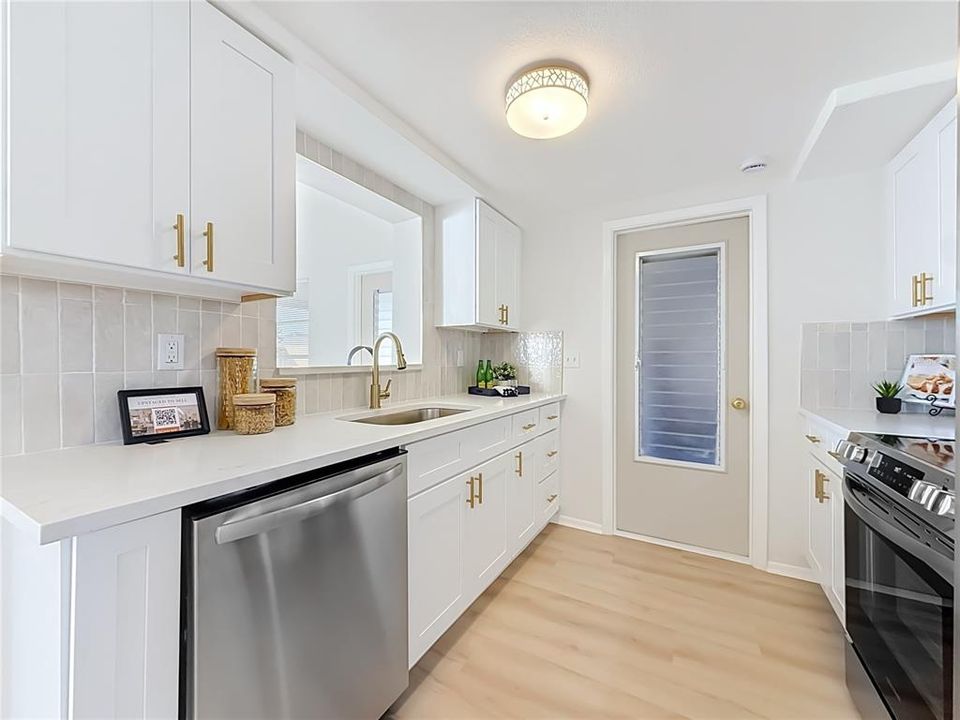 На продажу: $249,000 (2 спален, 1 ванн, 1128 Квадратных фут)