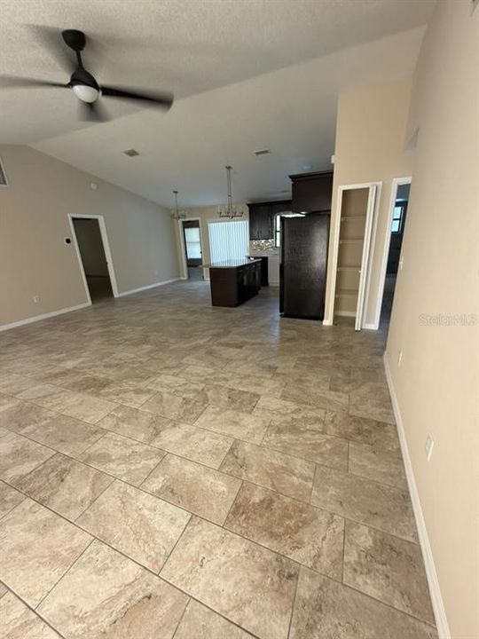 En Venta: $314,900 (4 camas, 2 baños, 1604 Pies cuadrados)