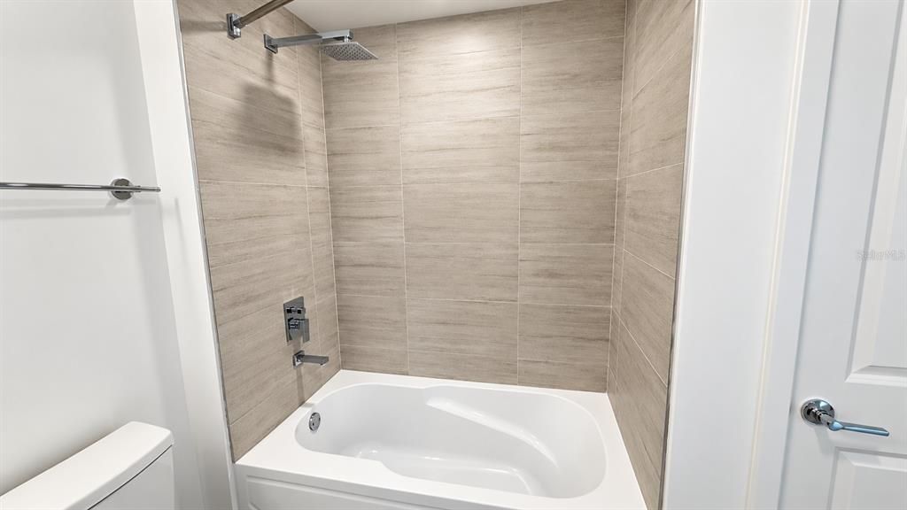 На продажу: $375,000 (2 спален, 2 ванн, 1023 Квадратных фут)
