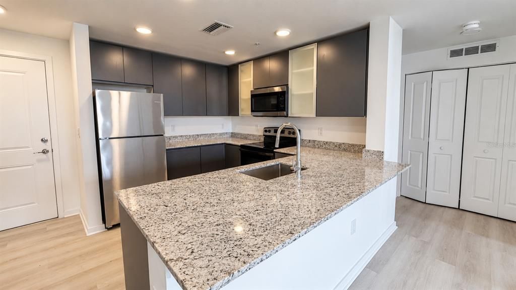 На продажу: $375,000 (2 спален, 2 ванн, 1023 Квадратных фут)