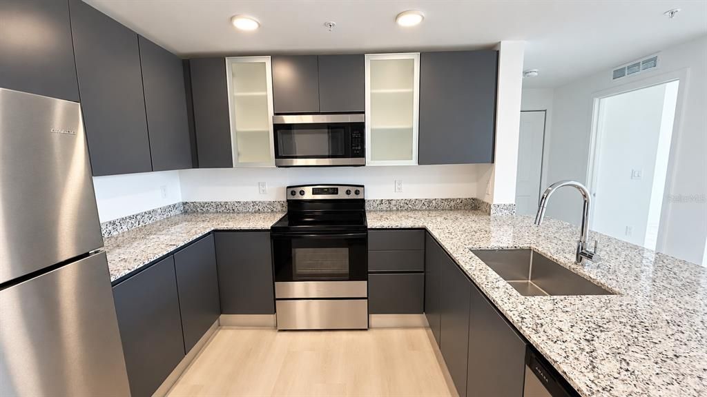 На продажу: $375,000 (2 спален, 2 ванн, 1023 Квадратных фут)