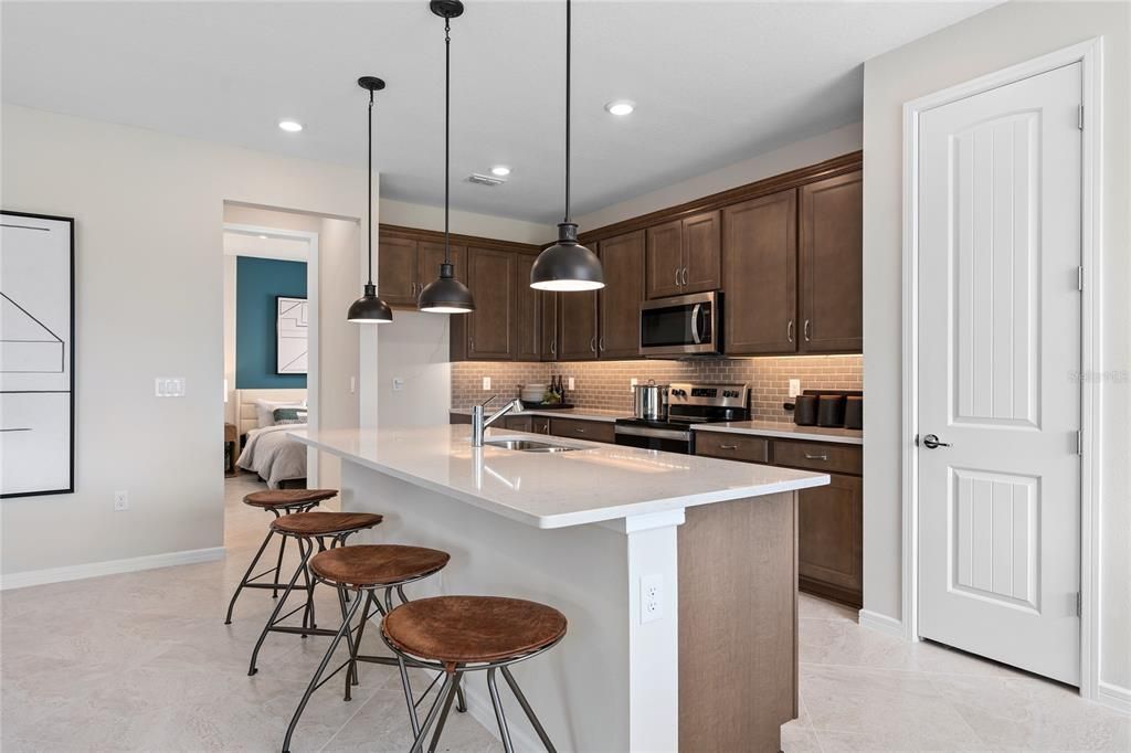 En Venta: $499,360 (5 camas, 3 baños, 2615 Pies cuadrados)