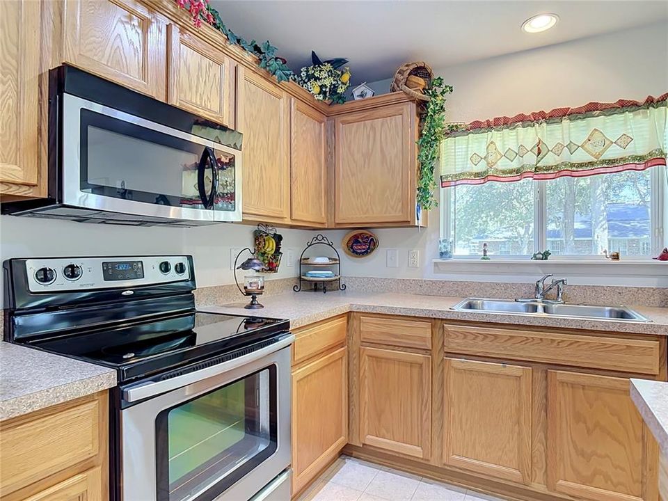На продажу: $329,900 (4 спален, 2 ванн, 1806 Квадратных фут)