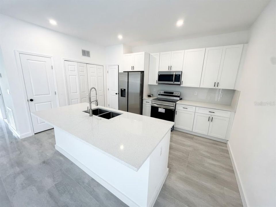 En Venta: $335,000 (4 camas, 2 baños, 1594 Pies cuadrados)