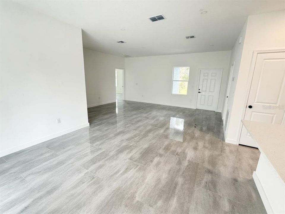 En Venta: $335,000 (4 camas, 2 baños, 1594 Pies cuadrados)