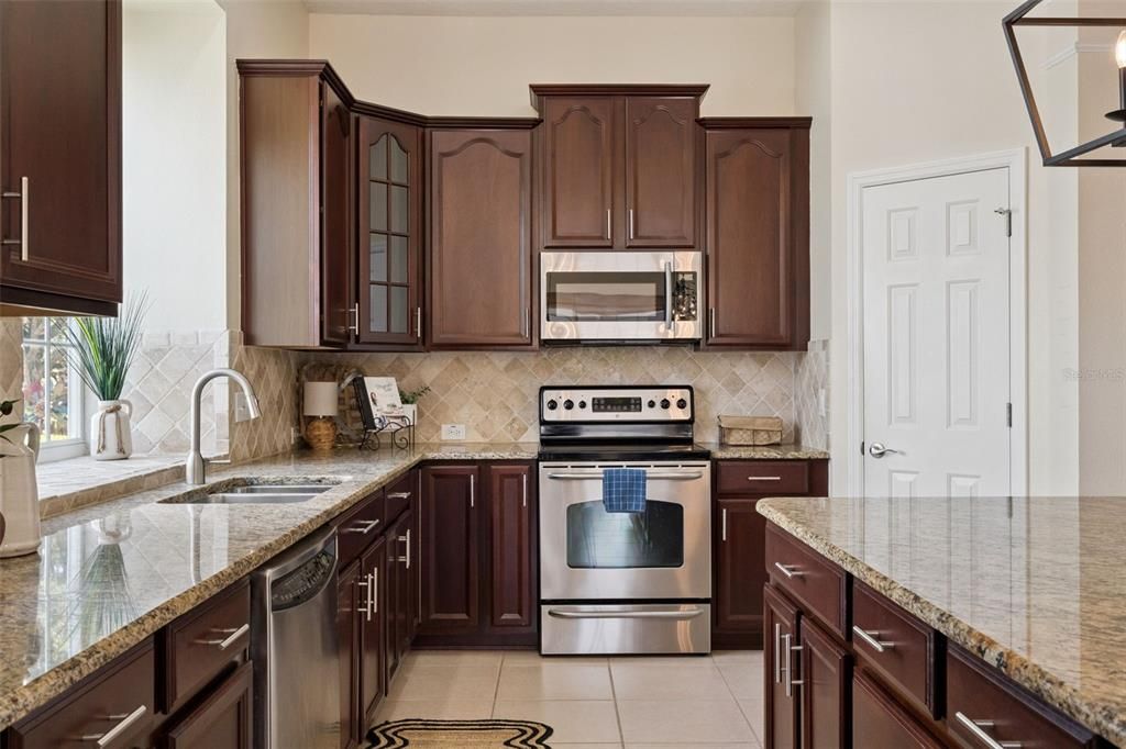 For Sale: $579,900 (3 beds, 2 baths, 2589 Square Feet)