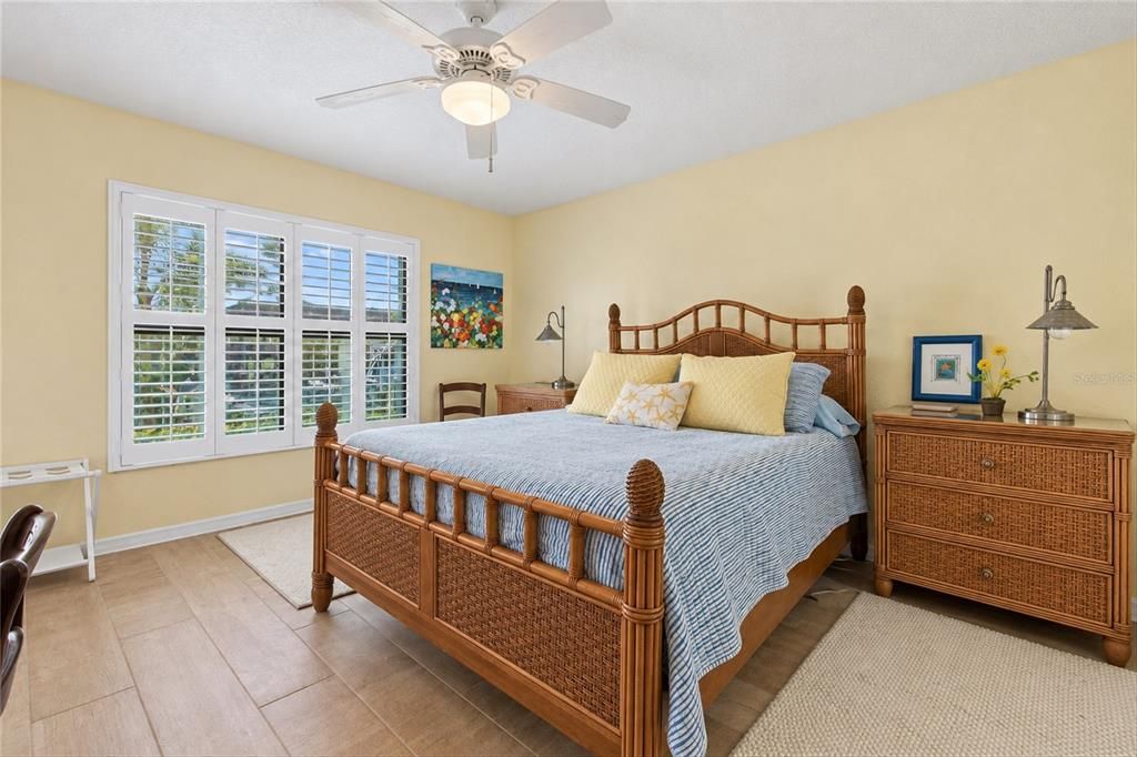 For Sale: $265,000 (2 beds, 2 baths, 1111 Square Feet)