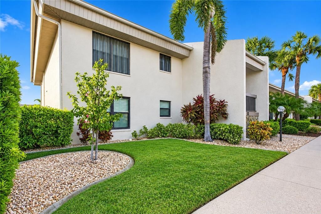 For Sale: $265,000 (2 beds, 2 baths, 1111 Square Feet)