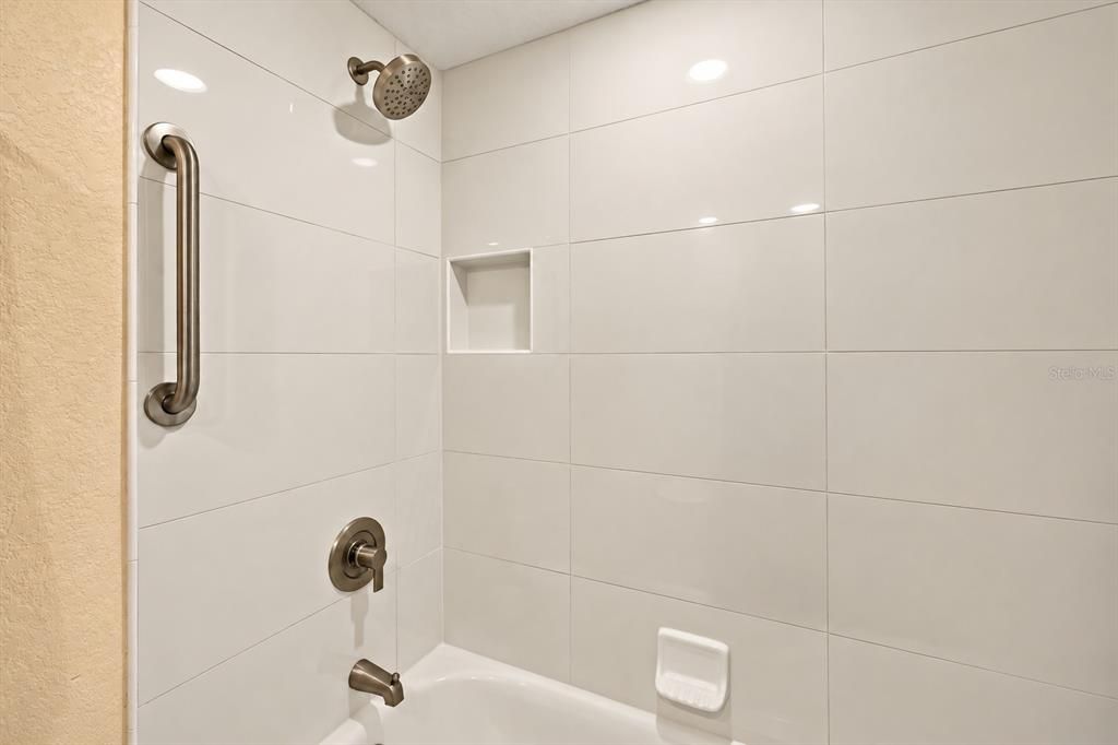 For Sale: $265,000 (2 beds, 2 baths, 1111 Square Feet)
