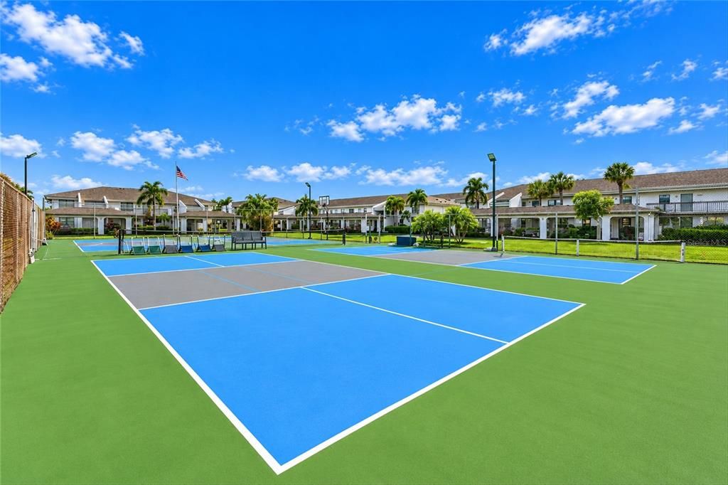 For Sale: $265,000 (2 beds, 2 baths, 1111 Square Feet)