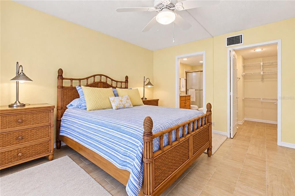 For Sale: $265,000 (2 beds, 2 baths, 1111 Square Feet)