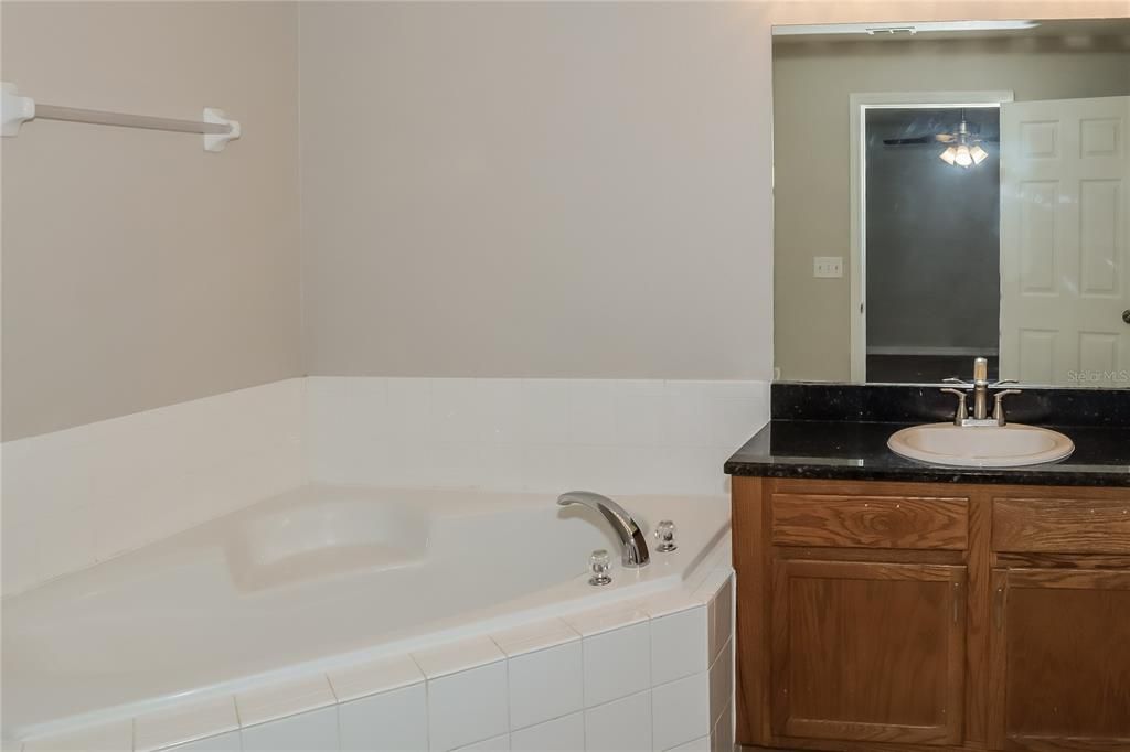 En Venta: $285,000 (3 camas, 2 baños, 1870 Pies cuadrados)