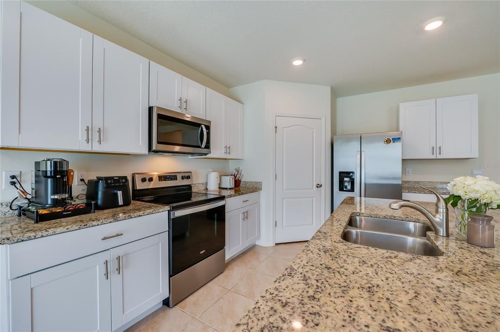 For Sale: $455,000 (5 beds, 3 baths, 2594 Square Feet)