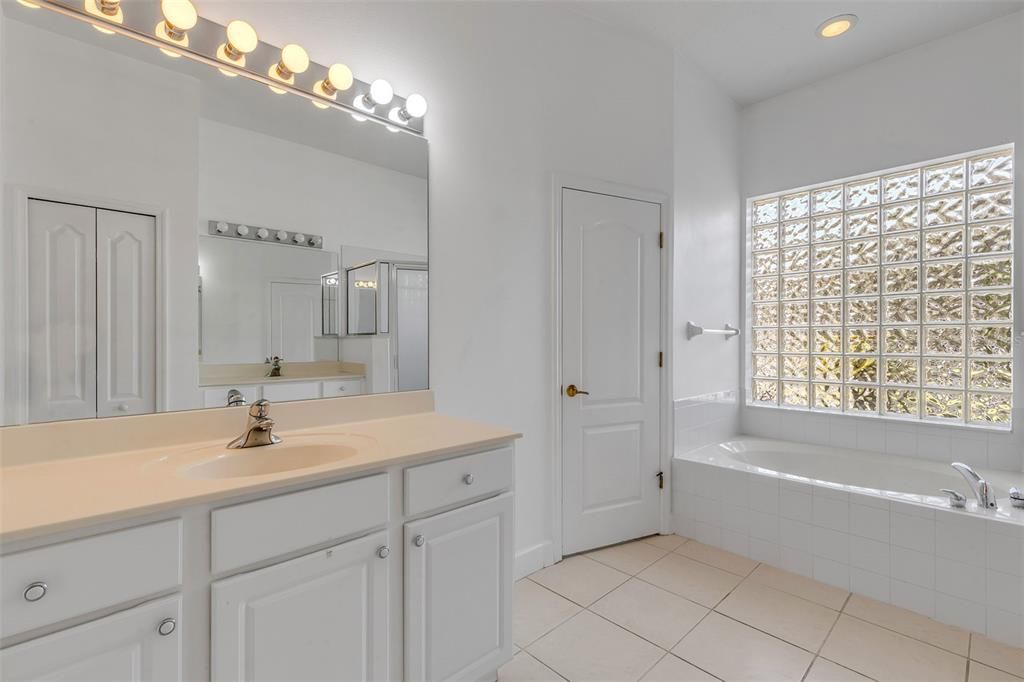 En Venta: $498,500 (3 camas, 2 baños, 2410 Pies cuadrados)