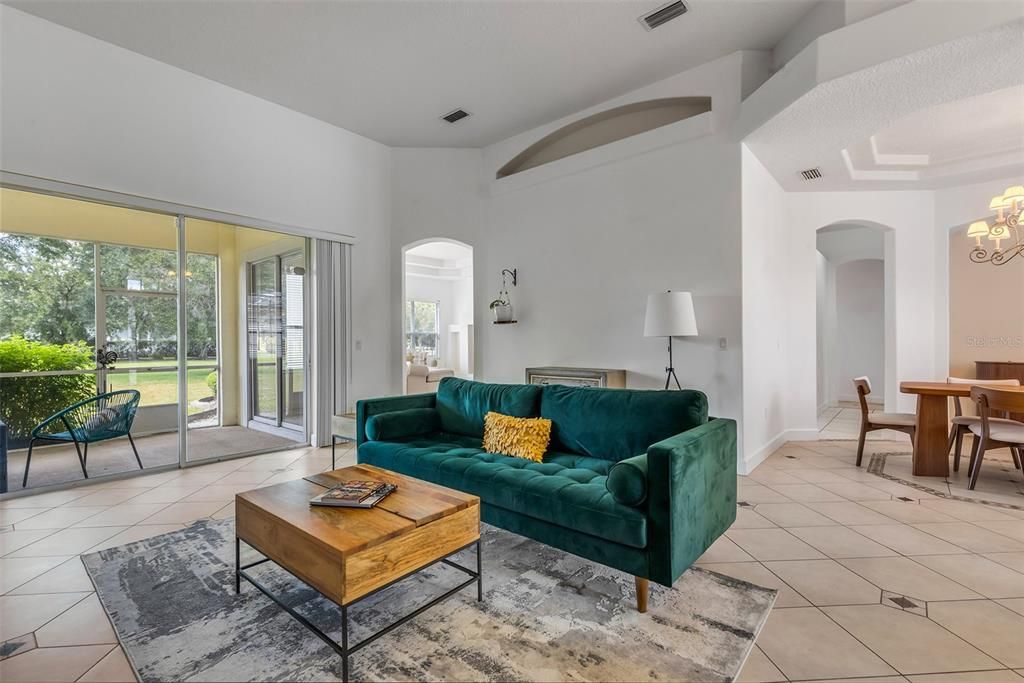 En Venta: $498,500 (3 camas, 2 baños, 2410 Pies cuadrados)