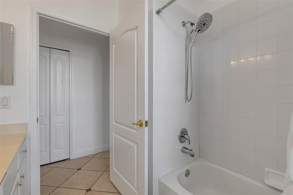 En Venta: $498,500 (3 camas, 2 baños, 2410 Pies cuadrados)